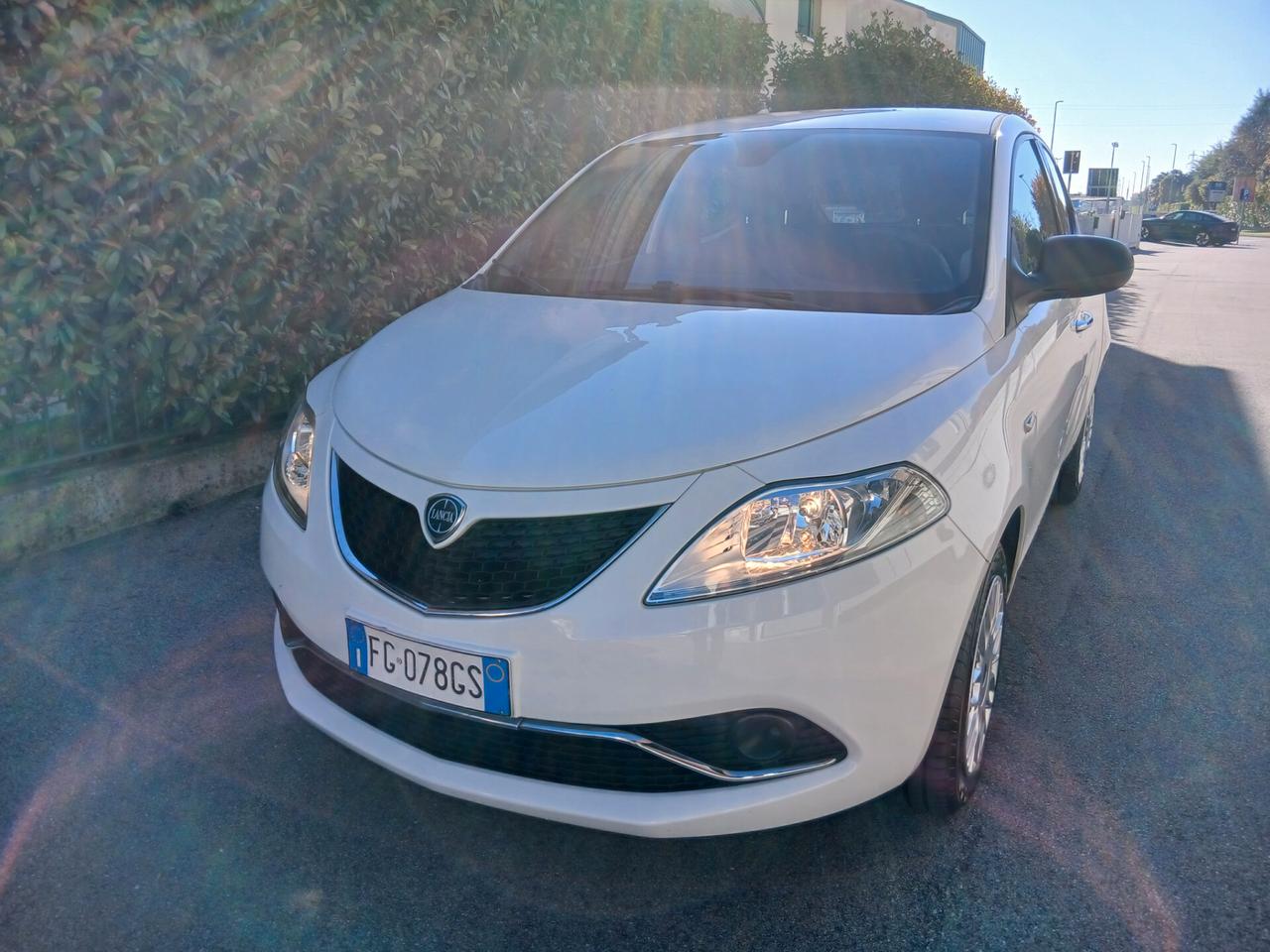 Lancia Ypsilon 1.2 69 CV 5 porte Silver tua a € 185 mese