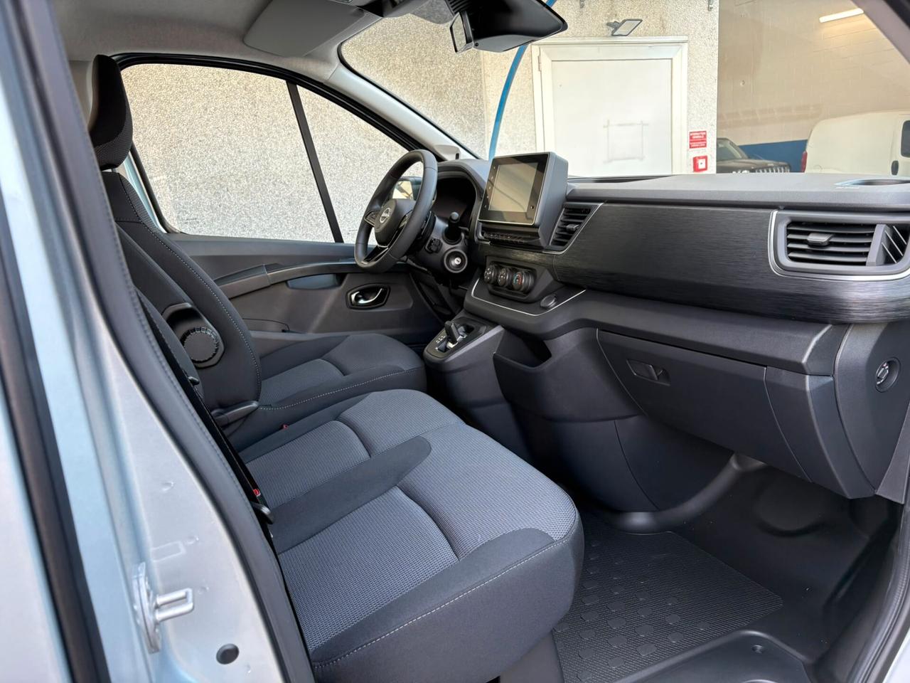 9 POSTI Nissan Primastar 2.0 dCi 150CV Aut PC-TN Bus N-Connecta