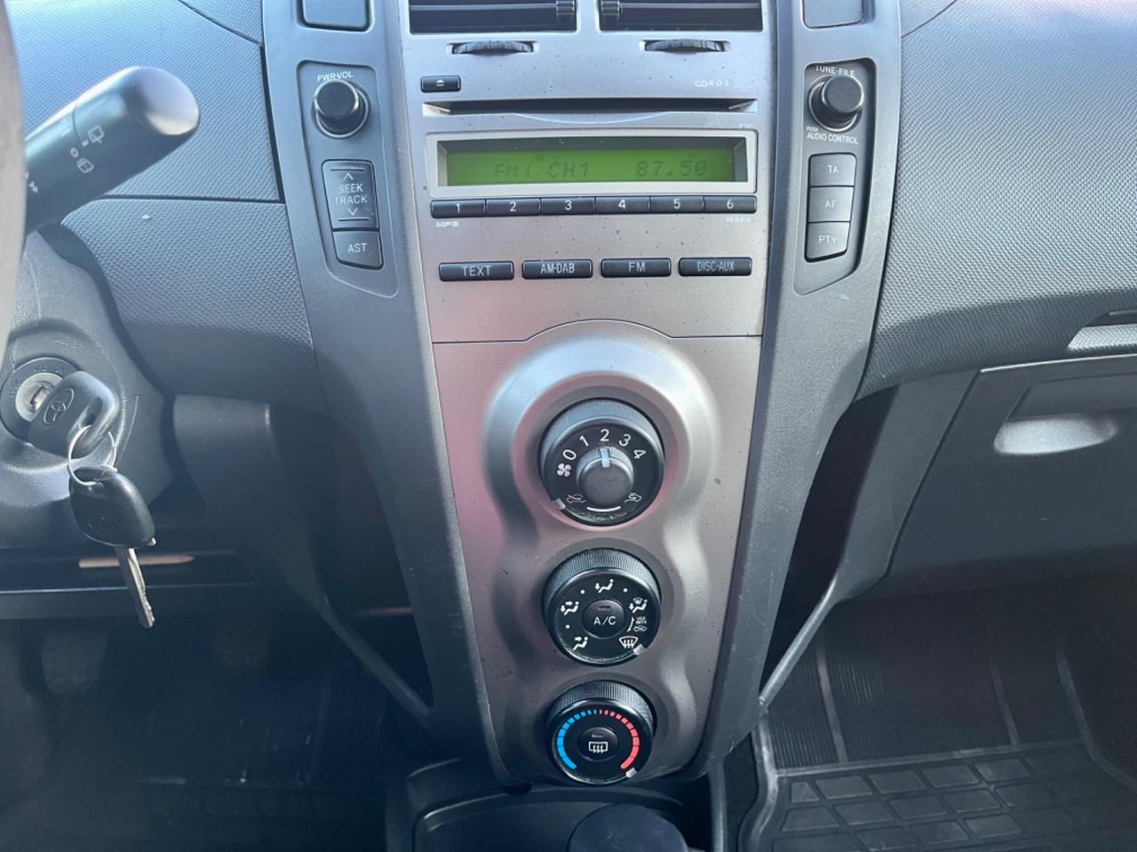 Toyota Yaris 1.0benz 2010 128.000km perfetta per neopatentati