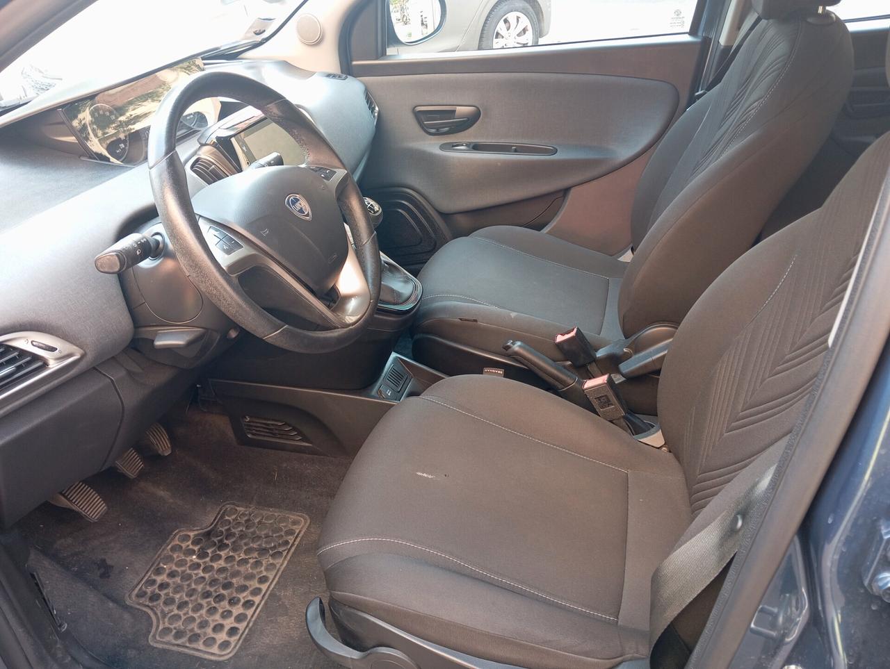 Lancia Ypsilon 1.0 FireFly 5 porte S&S Hybrid Ecochic Silver