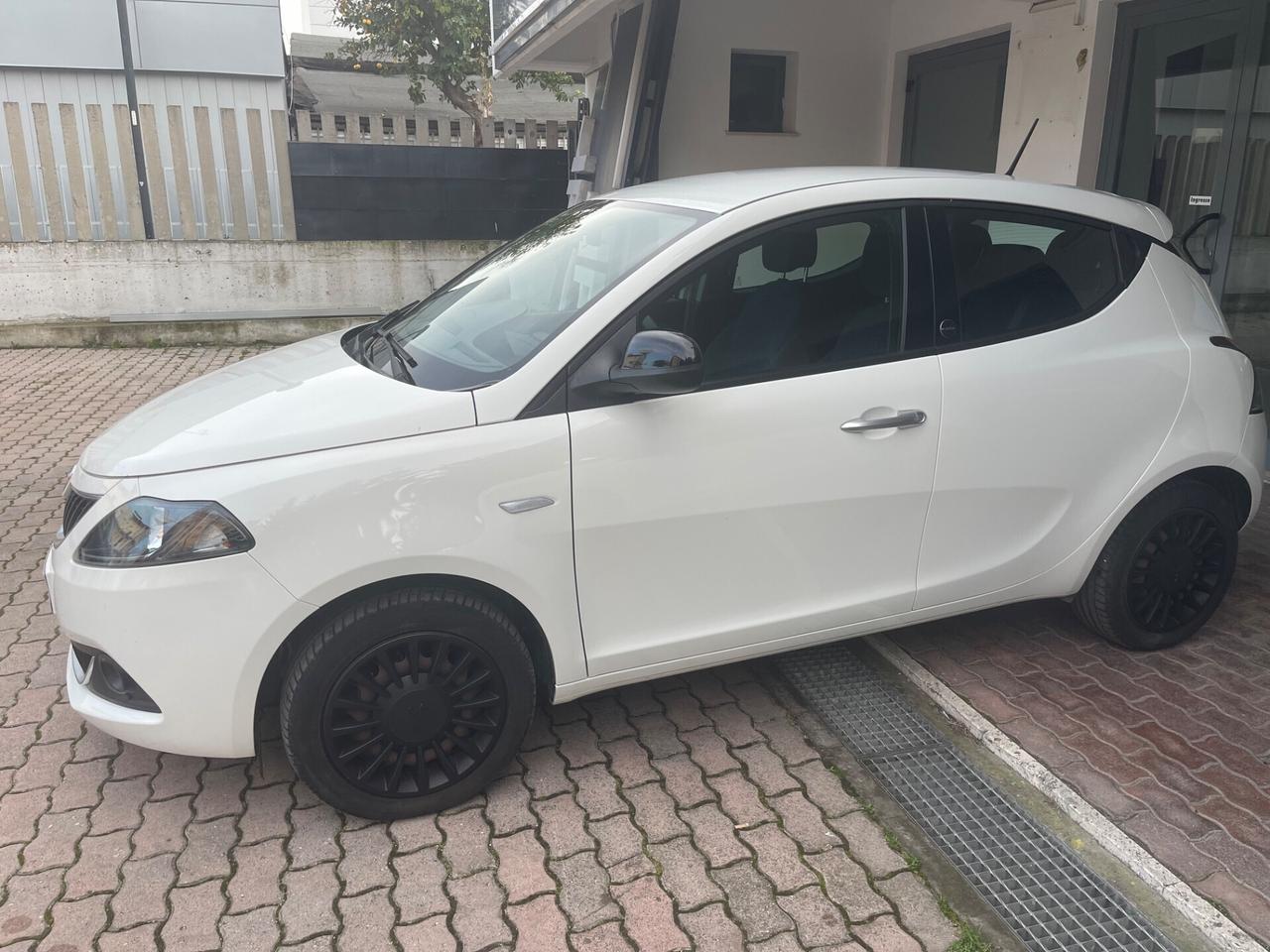 Lancia Ypsilon 1.0 FireFly 5 porte S&S Hybrid Ecochic Silver