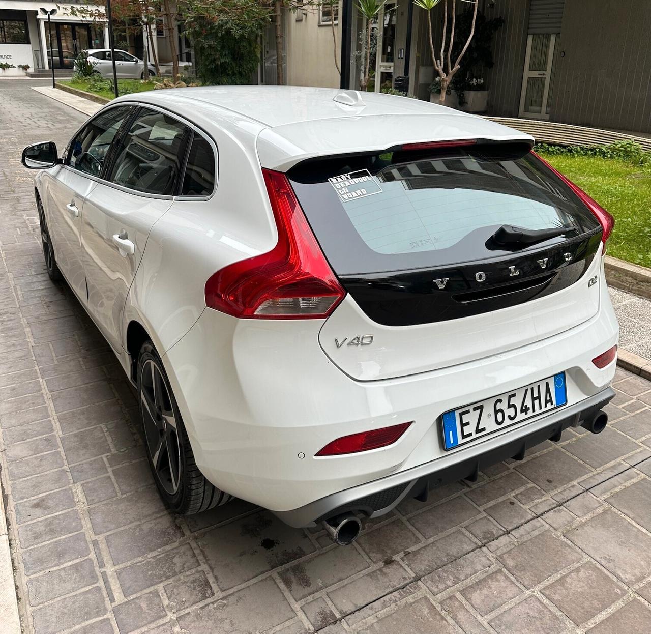 Volvo V40 D2 1.6 R-design Kinetic