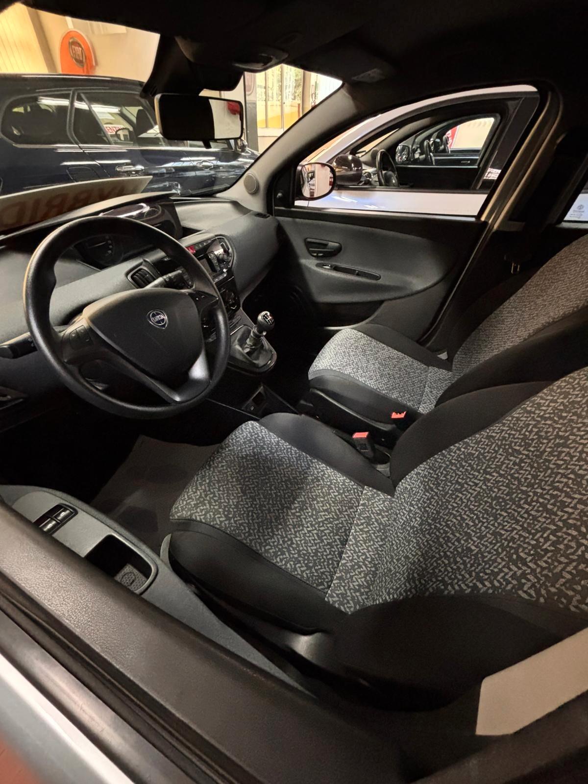 Lancia Ypsilon 1.0 FireFly 5 porte S&S Hybrid Ecochic Silver