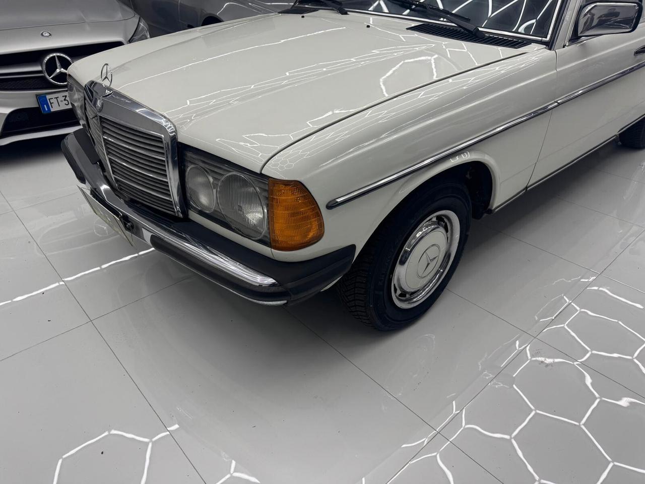 Mercedes-Benz 200 -Benzina