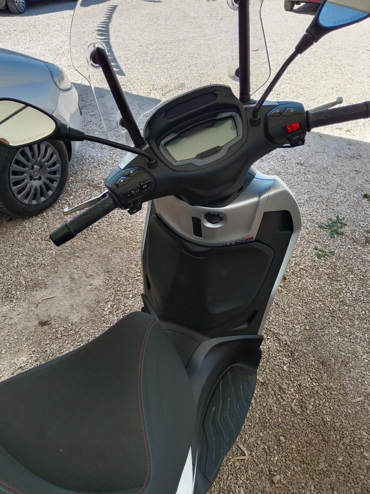 Piaggio Beverly 400 GRIGIO E NERO