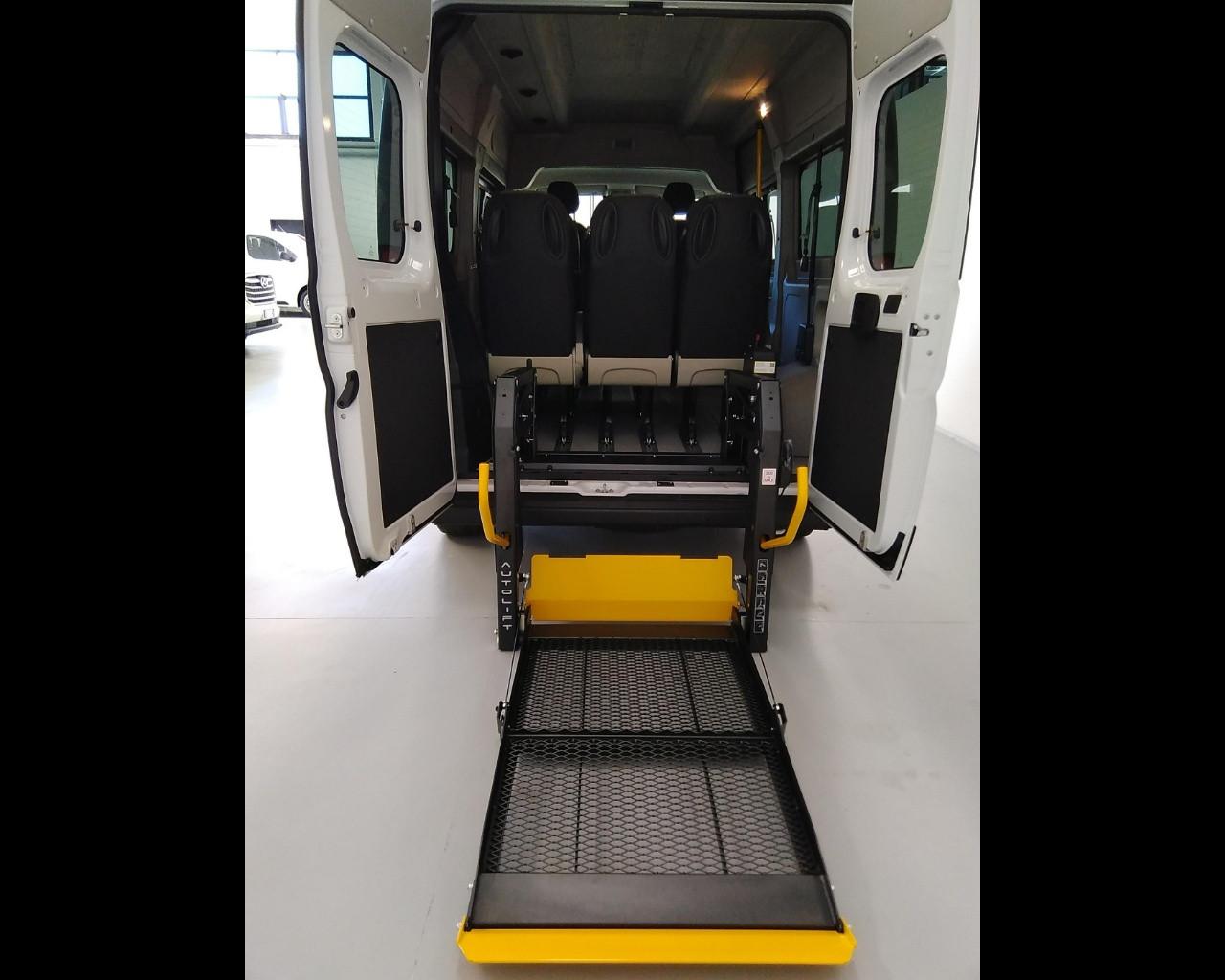 PEUGEOT Boxer 335 2.2 bluehdi 140cv S&S Vetrato allestito con sollevatore