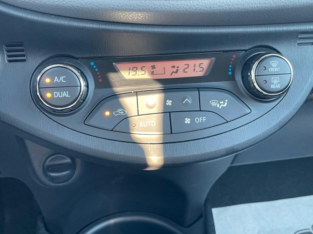 Toyota Yaris 1.4 d-4d 5p con TETTO PANORAMICO E NAVI