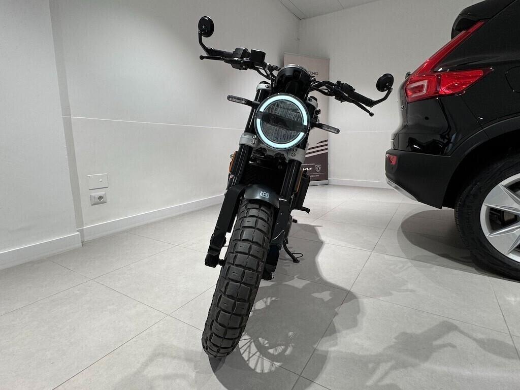 Husqvarna Svartpilen 401 Sport