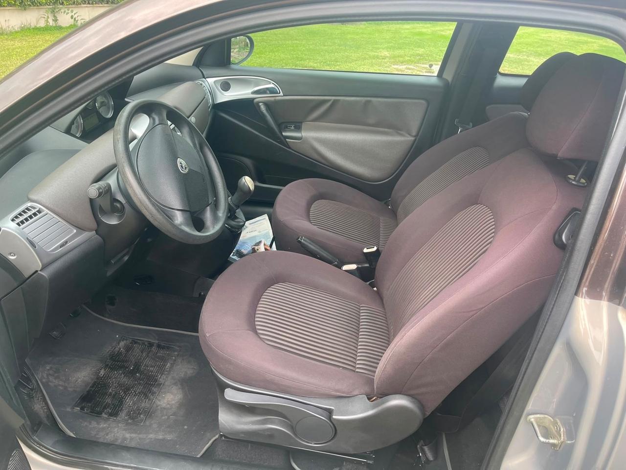 Lancia Ypsilon 1.3 MJT 75 CV Versus