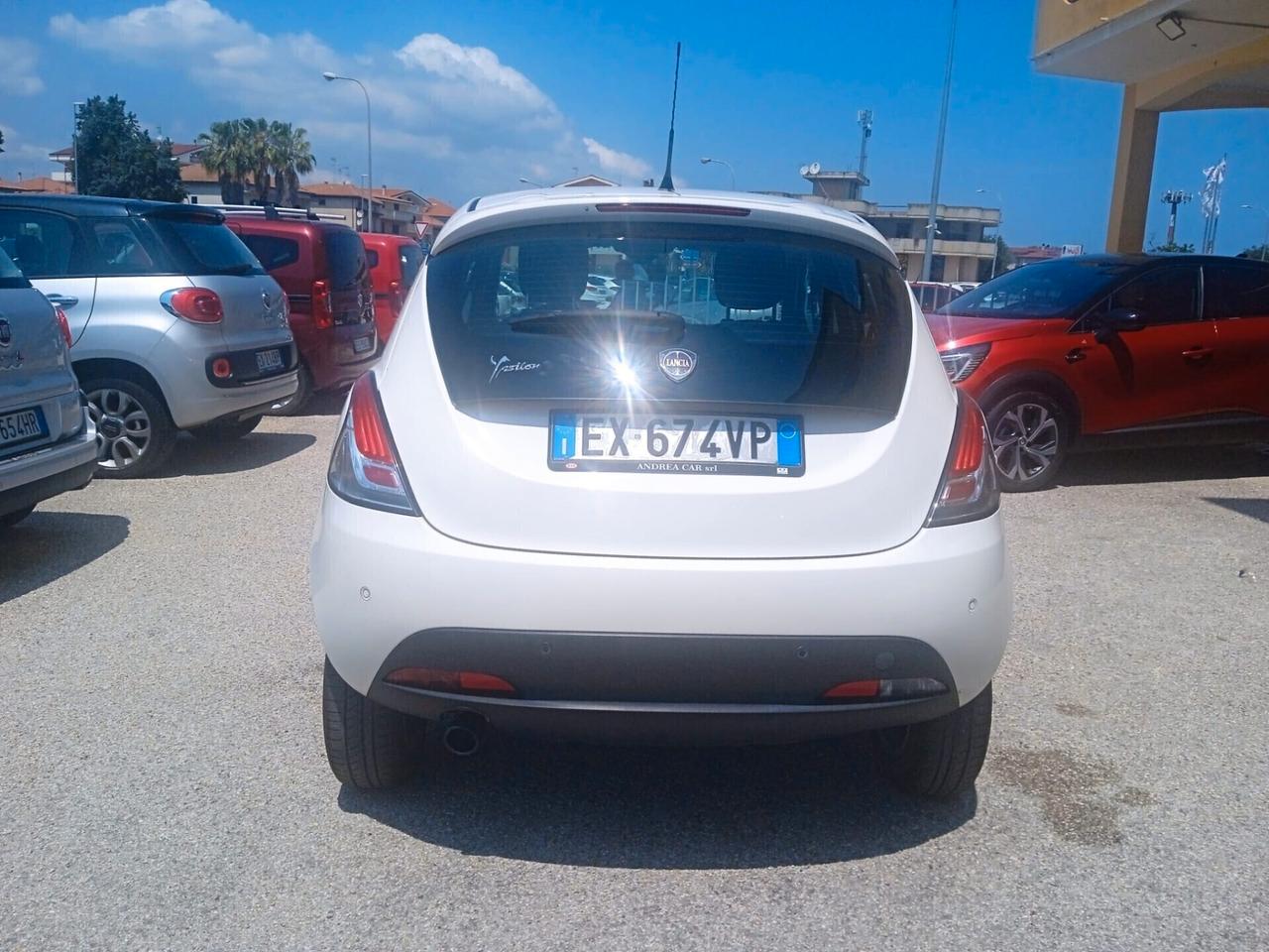 Lancia Ypsilon 0.9 TwinAir 85 CV 5 porte Metano Ecochic Silver