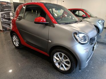 Smart ForTwo 70 1.0 twinamic Passion Grey opaco e Rosso