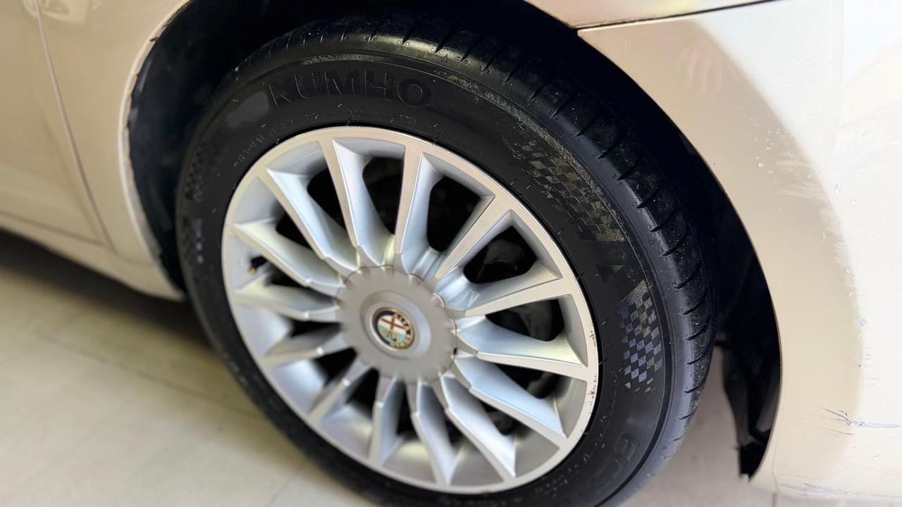 Alfa Romeo MiTo 1.6 JTDm 16V Distinctive Sport Pack