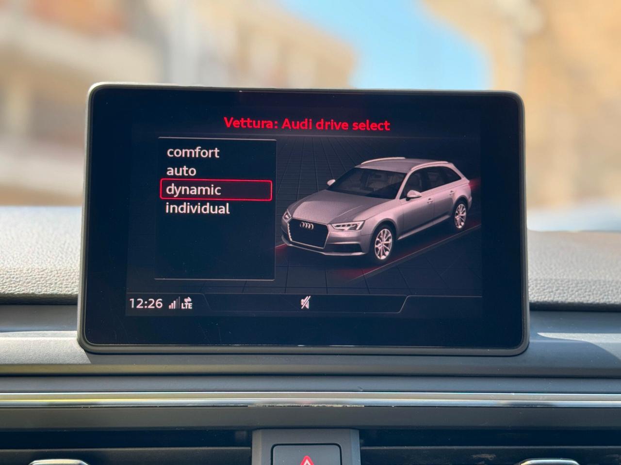 Audi A4 Avant 2.0 TDI 122 CV S tronic S line edition