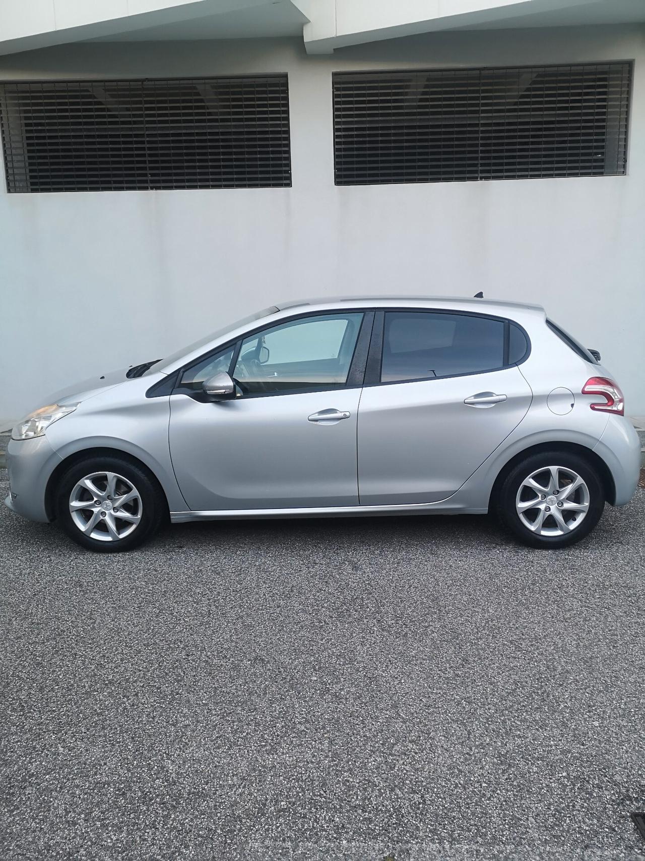 Peugeot 208 1.2 benz - Garanzia 12 Mesi
