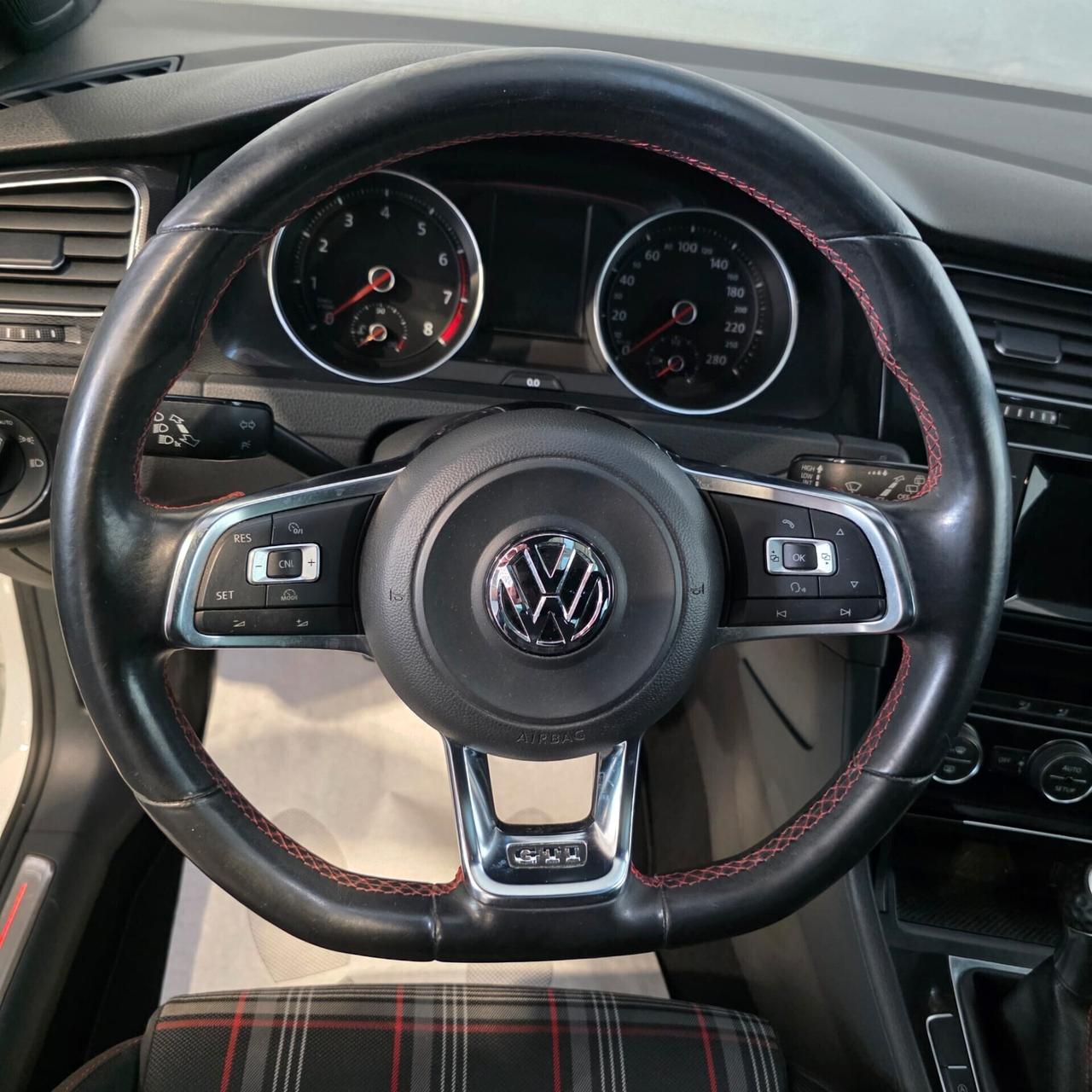 Volkswagen Golf GTI 2.0 TFSI