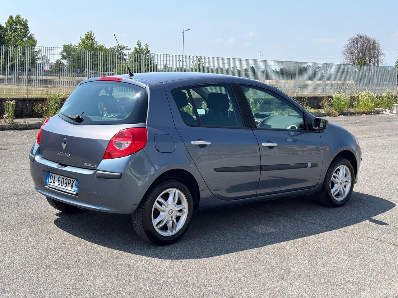Renault Clio 1.2 16V UNI PRO!