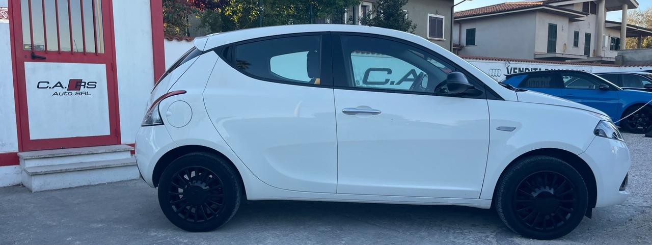 Lancia Ypsilon Gold Hybrid 1.0 FireFly 70cv