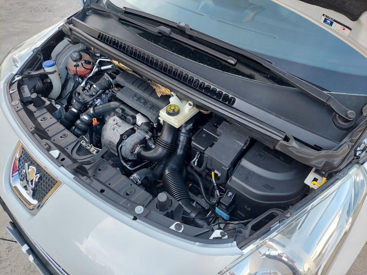 Peugeot 3008 1.6 HDi 110CV cambio robotizzato