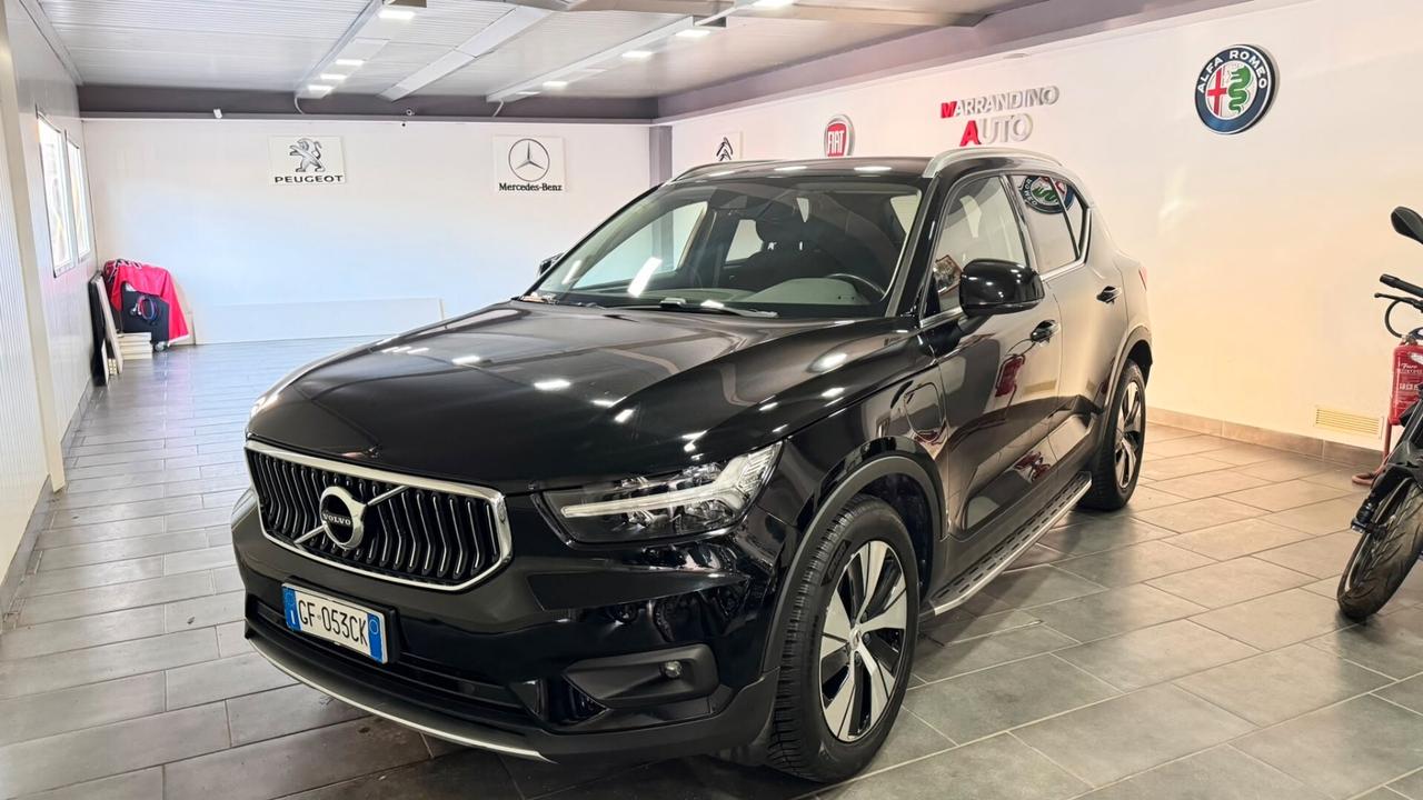 Volvo XC40 T5 Recharge Plug-in Hybrid Inscription SUV elegante e sportivo, che unisce comfort, tecnologia e prestazioni grazie alla motorizzazione ibrida plug-in benzina/elettrica