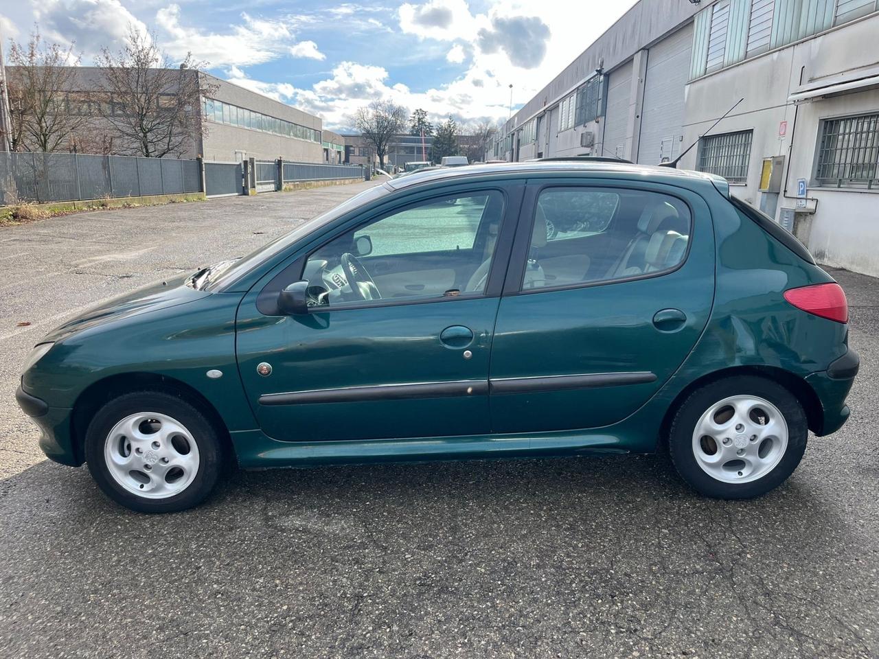 Peugeot 206 1.4benz 2001 109.000km per neopatentati