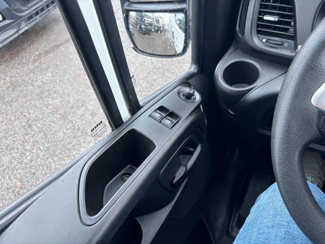 Iveco daily 35C160 furgone e sponda caricatrice