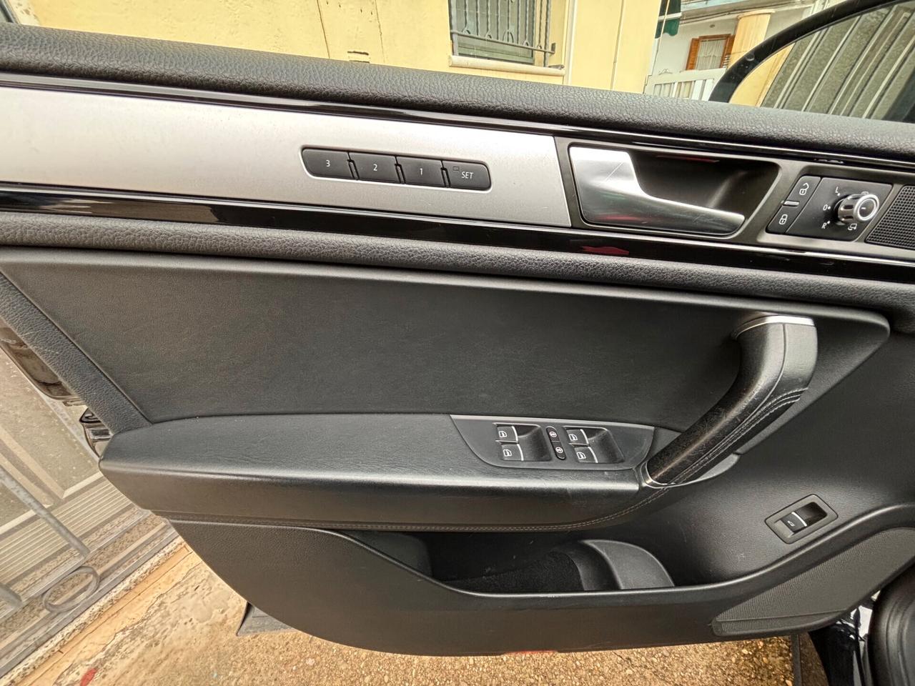 Volkswagen Touareg R-Line Fari LED