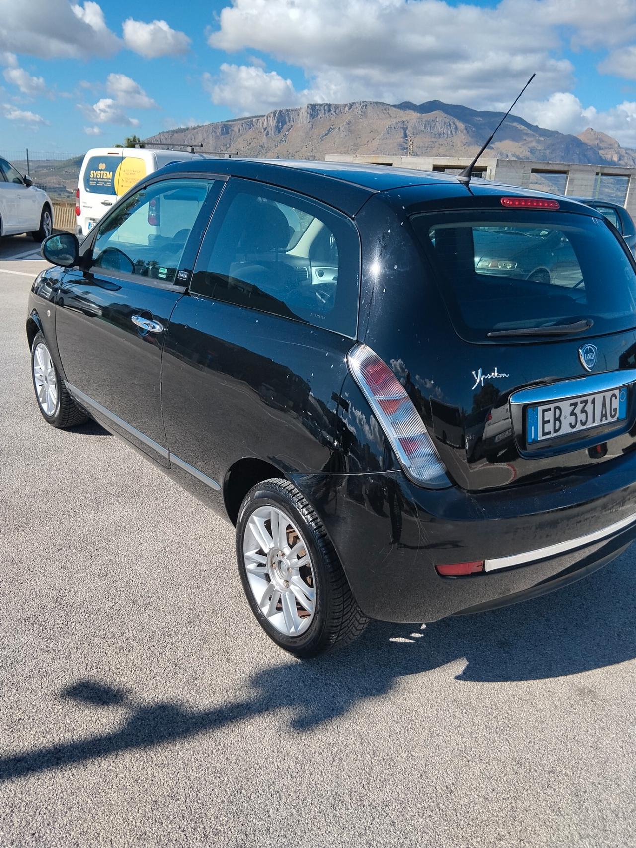 Lancia Ypsilon 1.3 MJT 75 CV Unyca