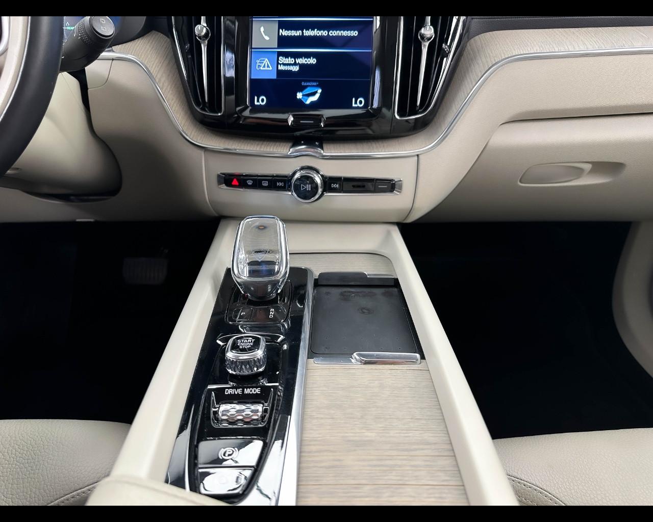 VOLVO XC60 (2017-->) - XC60 T6 Recharge Plug-in Hybrid AWD Inscription