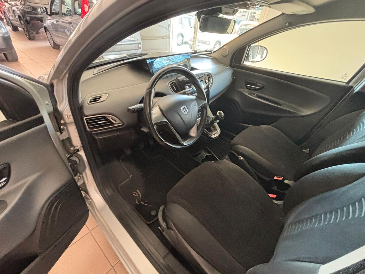 Lancia Ypsilon 1.2 69 CV 5 porte S&S Silver
