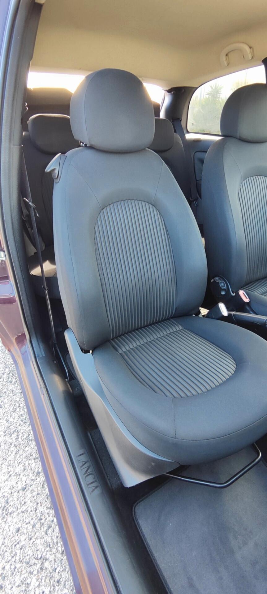 Lancia Ypsilon 1.3 MJT 75 CV Versus