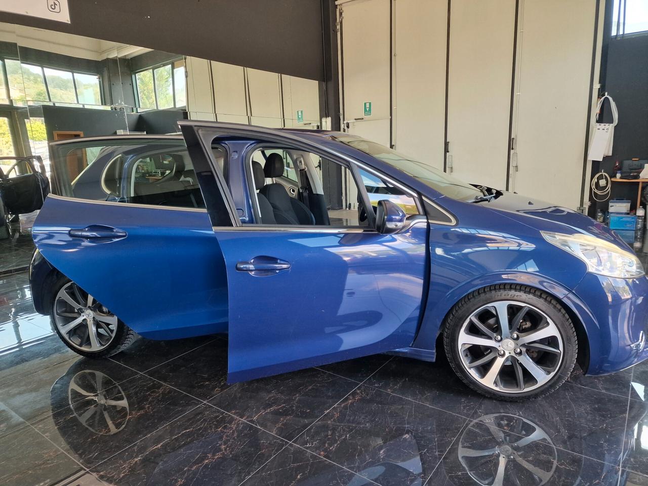 Peugeot 208 1.6 e-HDi 115 CV Stop&Start 5 porte Allure