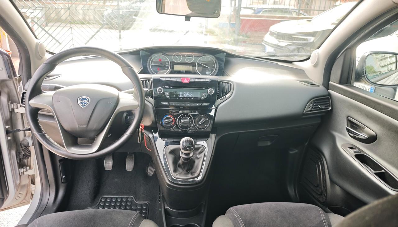 Lancia Ypsilon 1.2 69 CV con tetto apribile