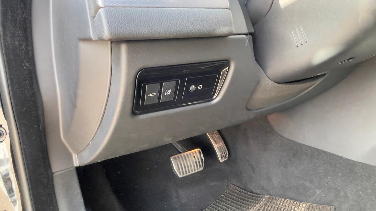 Jaguar XF 2.0 D 180 CV aut. R-Sport /(incidentata)