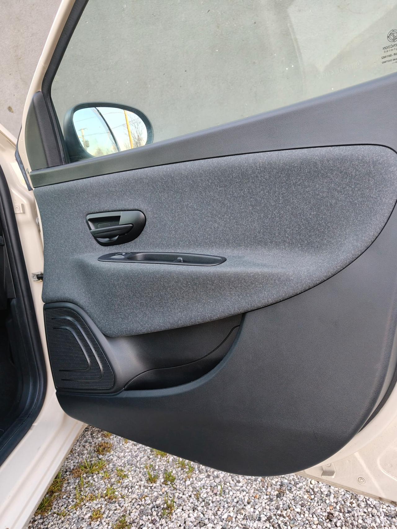 Lancia Ypsilon 1.2 69 CV 5 porte GPL Ecochic Monogram