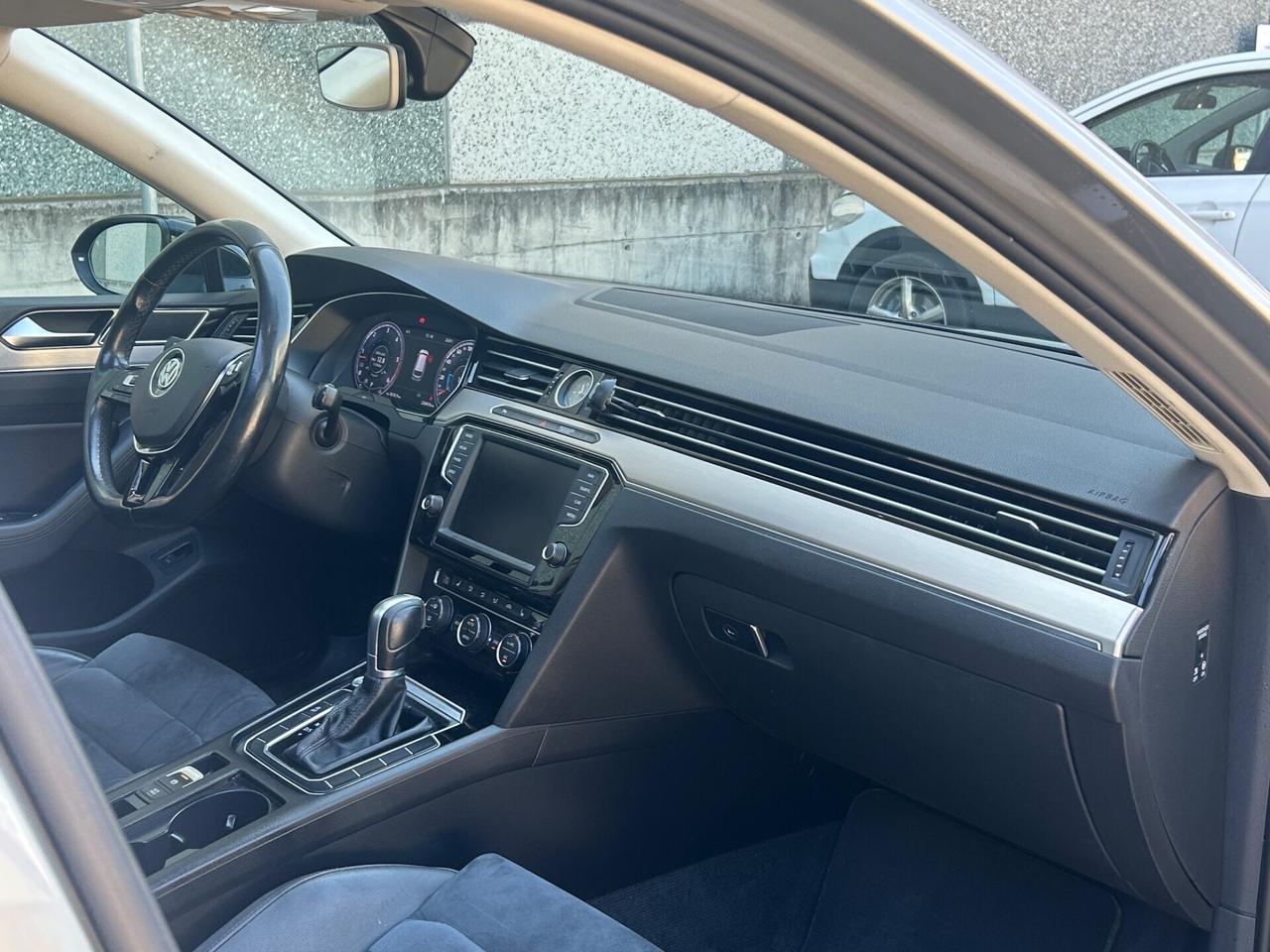Volkswagen Passat Variant 2.0 TDI DSG Executive | Tetto Panoramico LED Navi