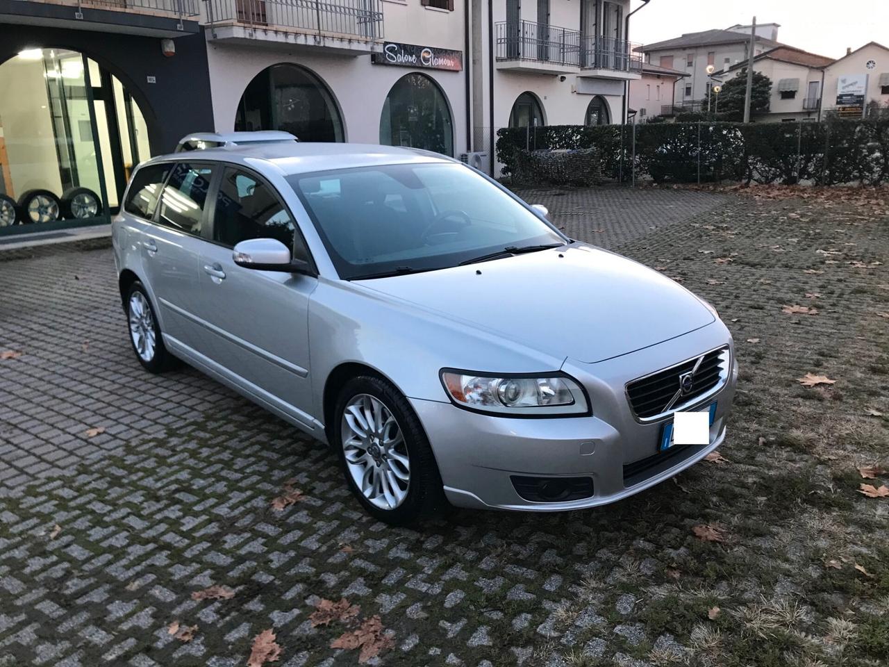 V50 2.0d Momentum automatica cerchi da "17"