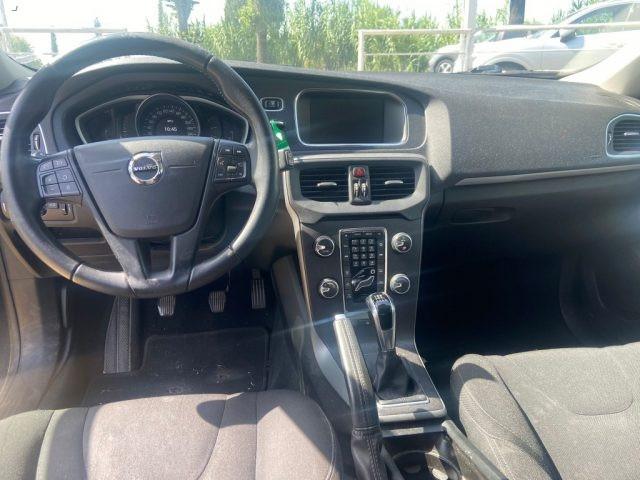 VOLVO V40 D2