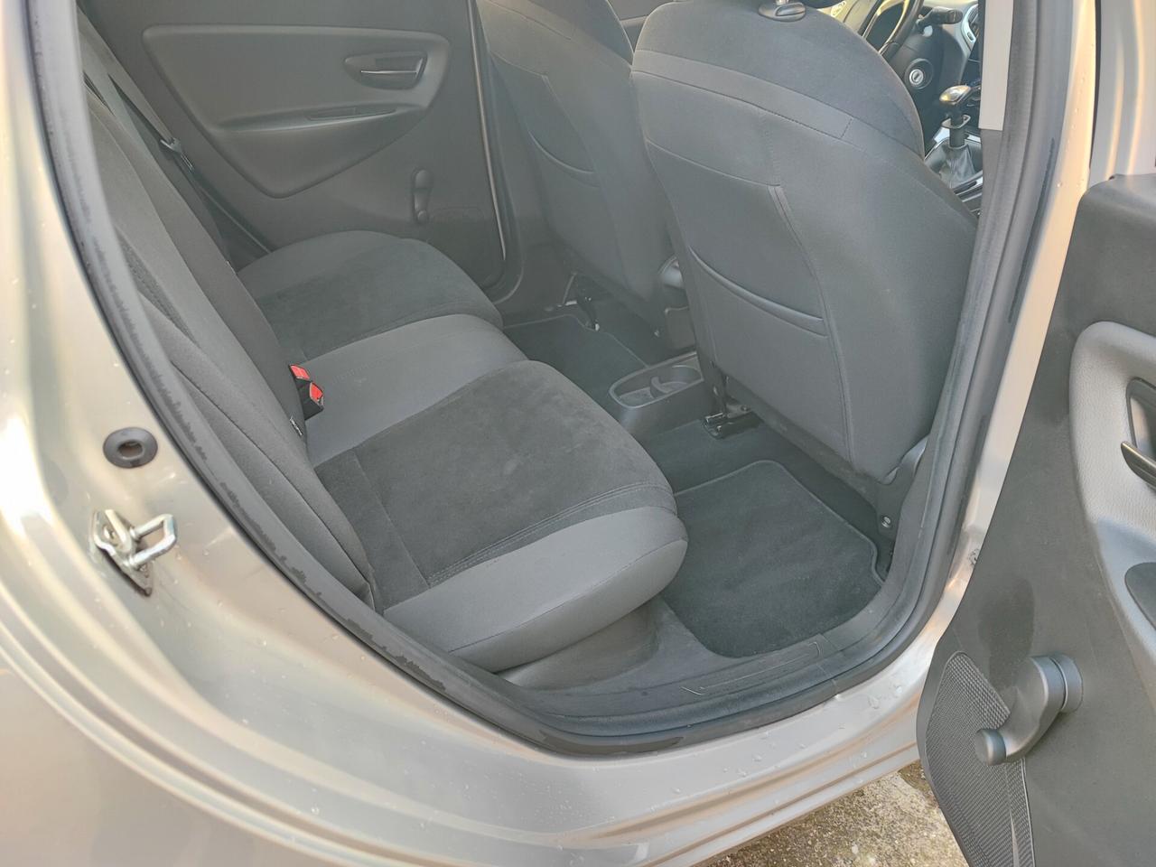 Lancia Ypsilon con 26 Euro 450 km