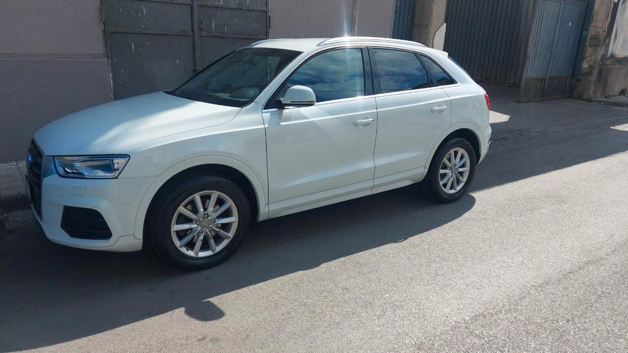 Audi Q3 2.0 TDI 120 CV Business