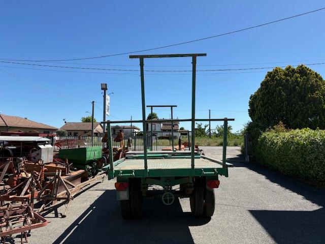 Rimorchio agricolo marca VIBERTI per trasporto rotoballe