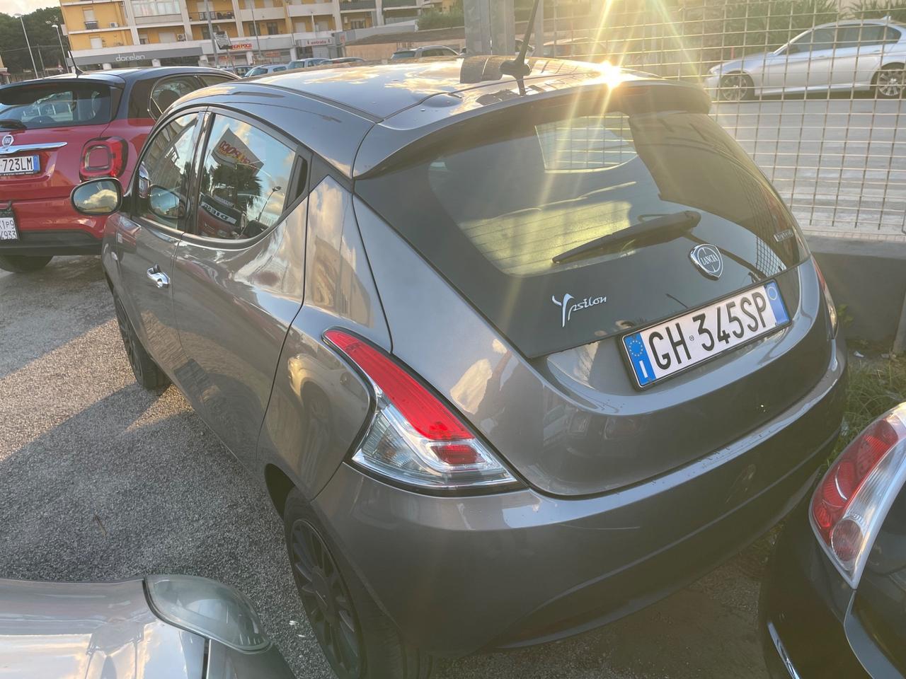 Lancia Ypsilon 1.0 FireFly 5 porte S&S Hybrid Ecochic Silver