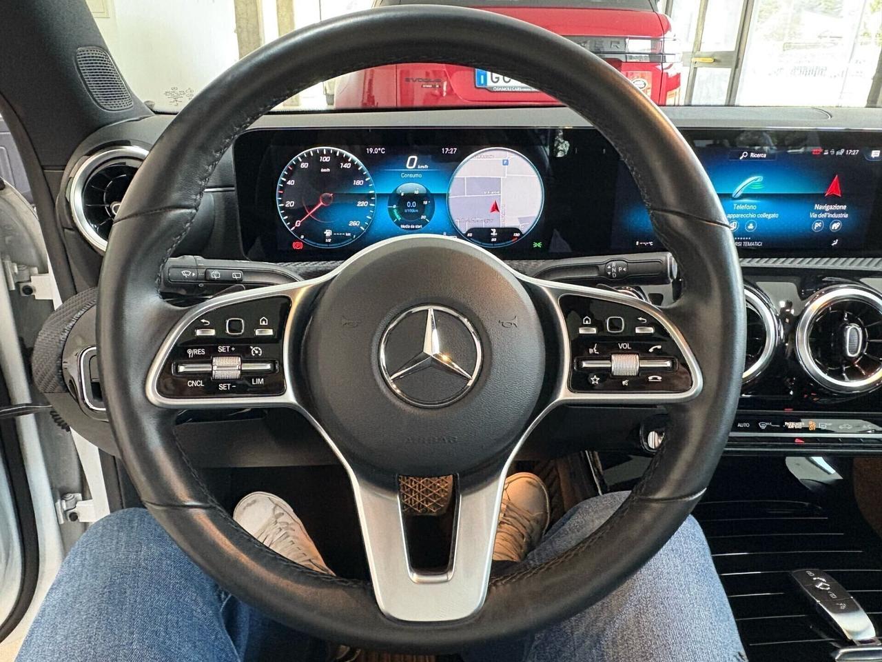 MERCEDES-BENZ CLA 180D SHOOTING BRAKE AUTO TETTO -