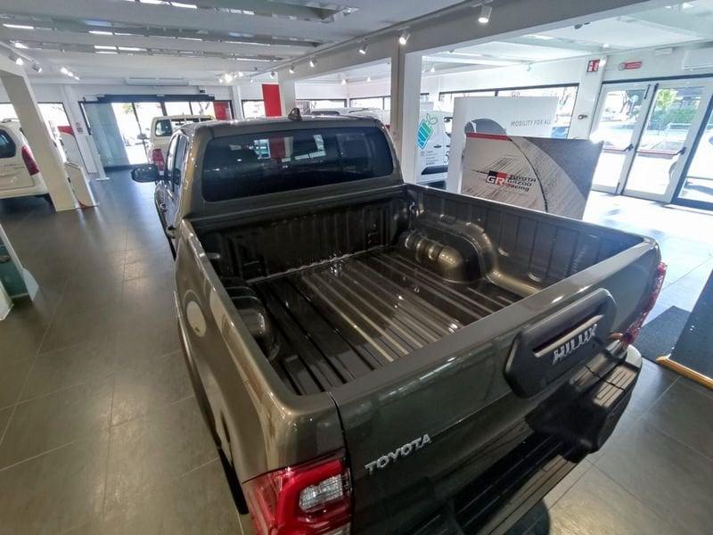 Toyota Hilux 2.8 D-4D A/T 4WD 48V 4 porte Double Cab Invincible