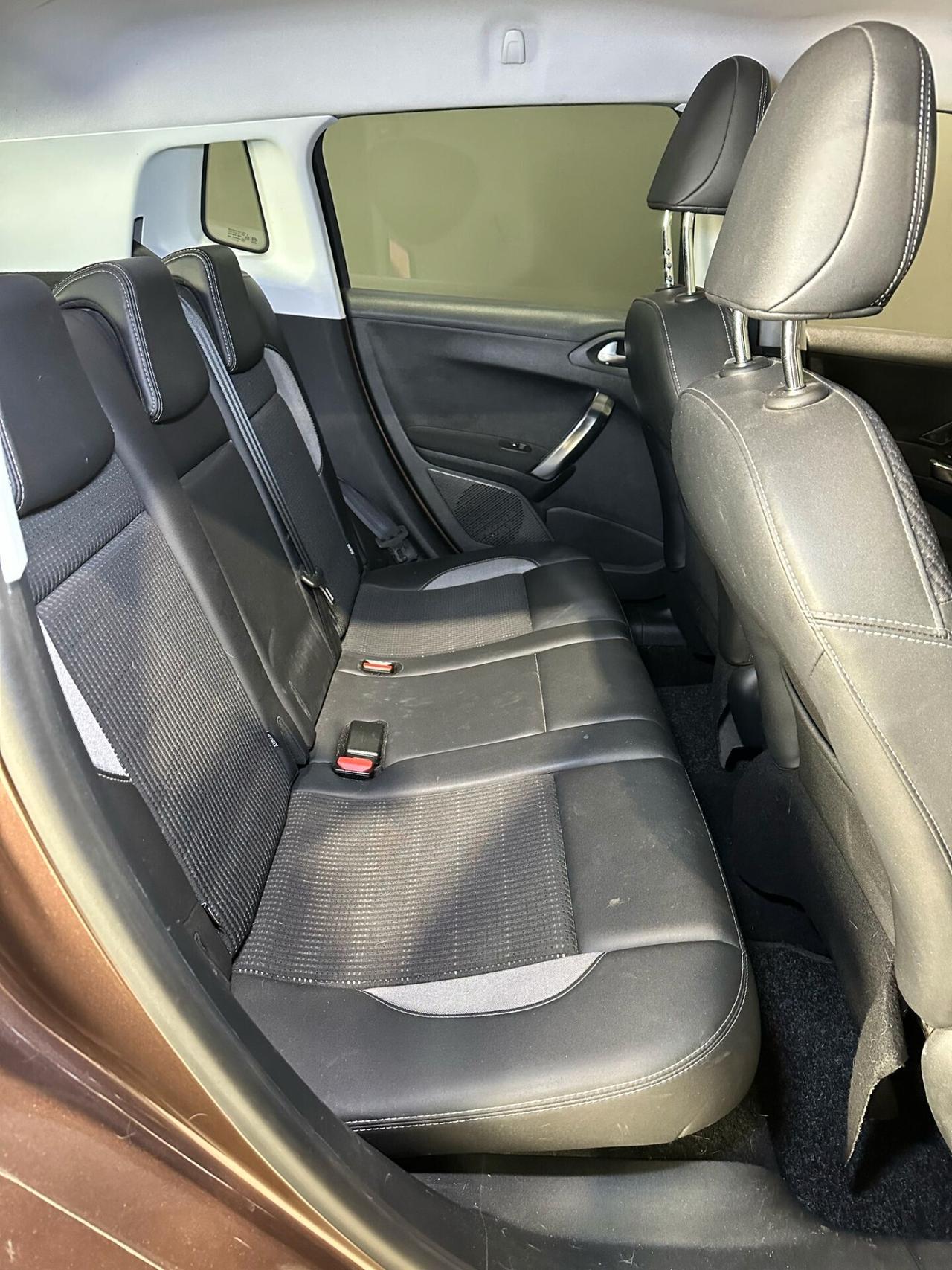 Peugeot 2008 1.6 e-HDi 115 CV Féline