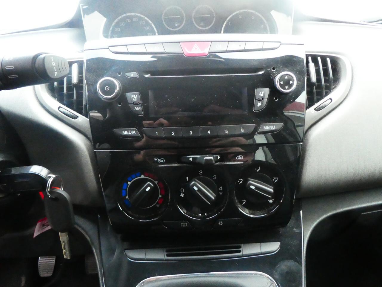 Lancia Ypsilon 1.3 MJT 16V 95 CV 5 porte OK NEOPATENTATI