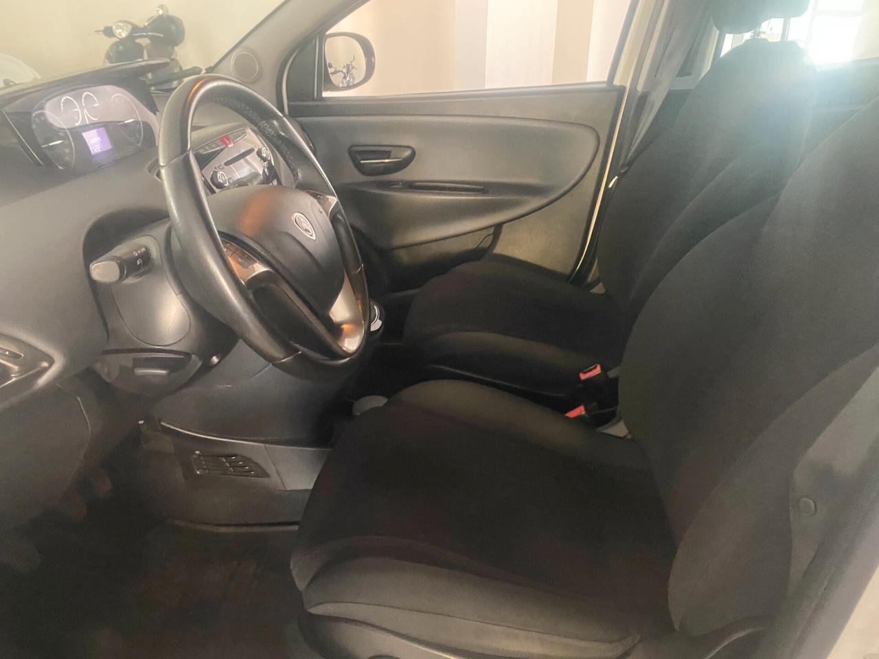 Lancia Ypsilon 1.2 69 CV 5 porte Platinum