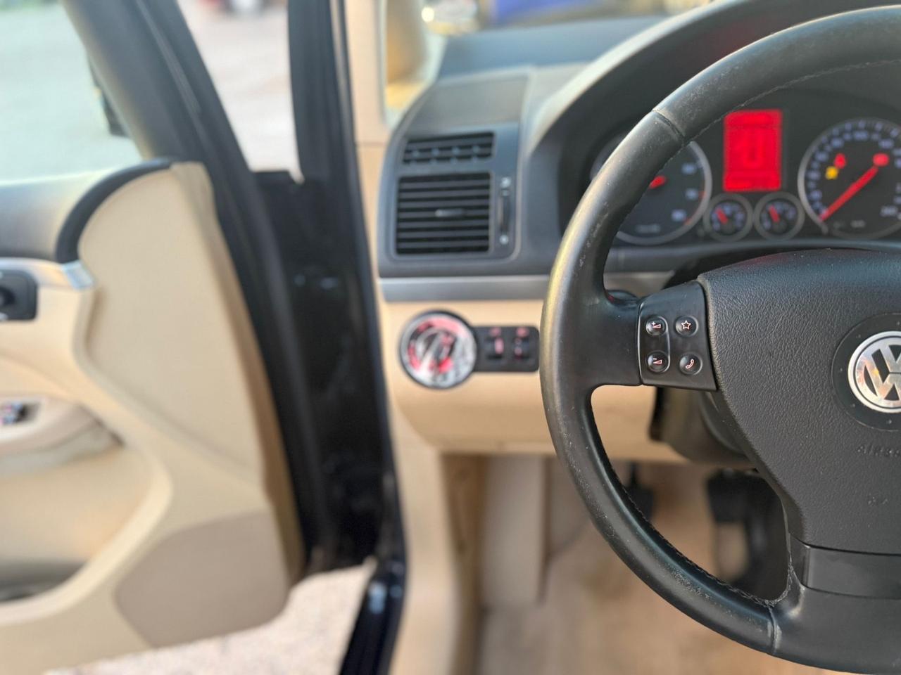 Volkswagen Touran 1.6 16V FSI Highline 7 POSTI