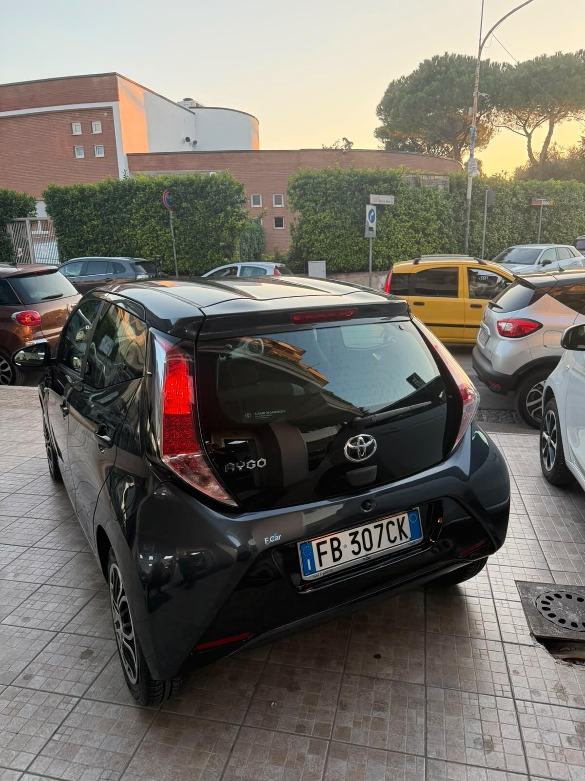 Toyota Aygo 1.0 VVT-i 69 CV 5 porte x-play NEOPATENTATI