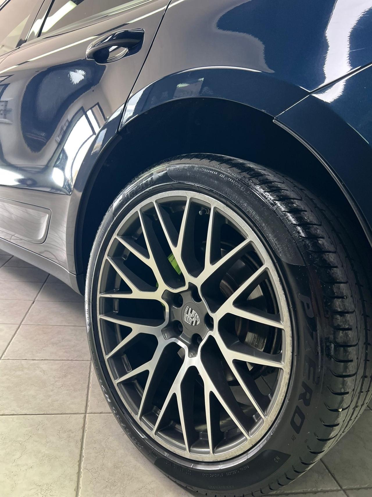 Porsche Macan 2.0 Iva esposta