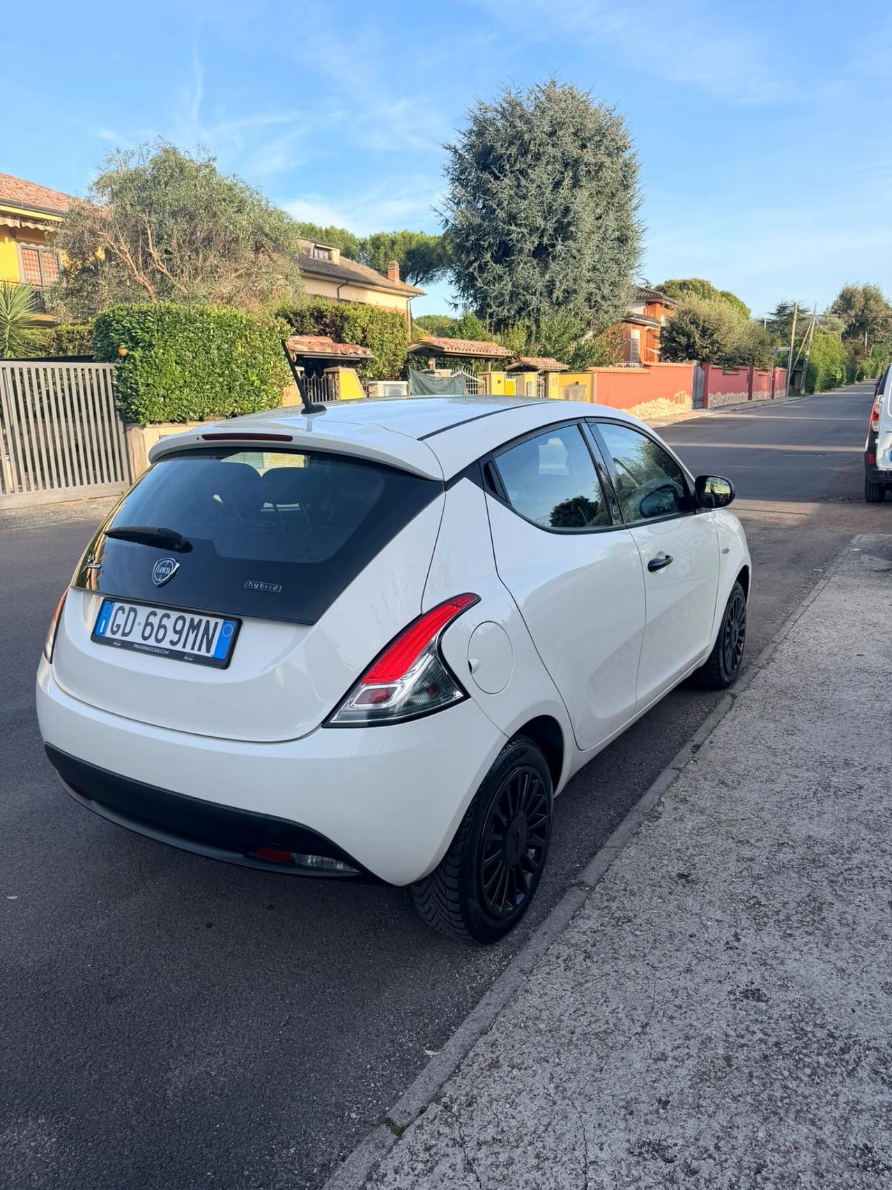 Lancia Ypsilon 1.0 Hybrid EcoChic Silver – 2021